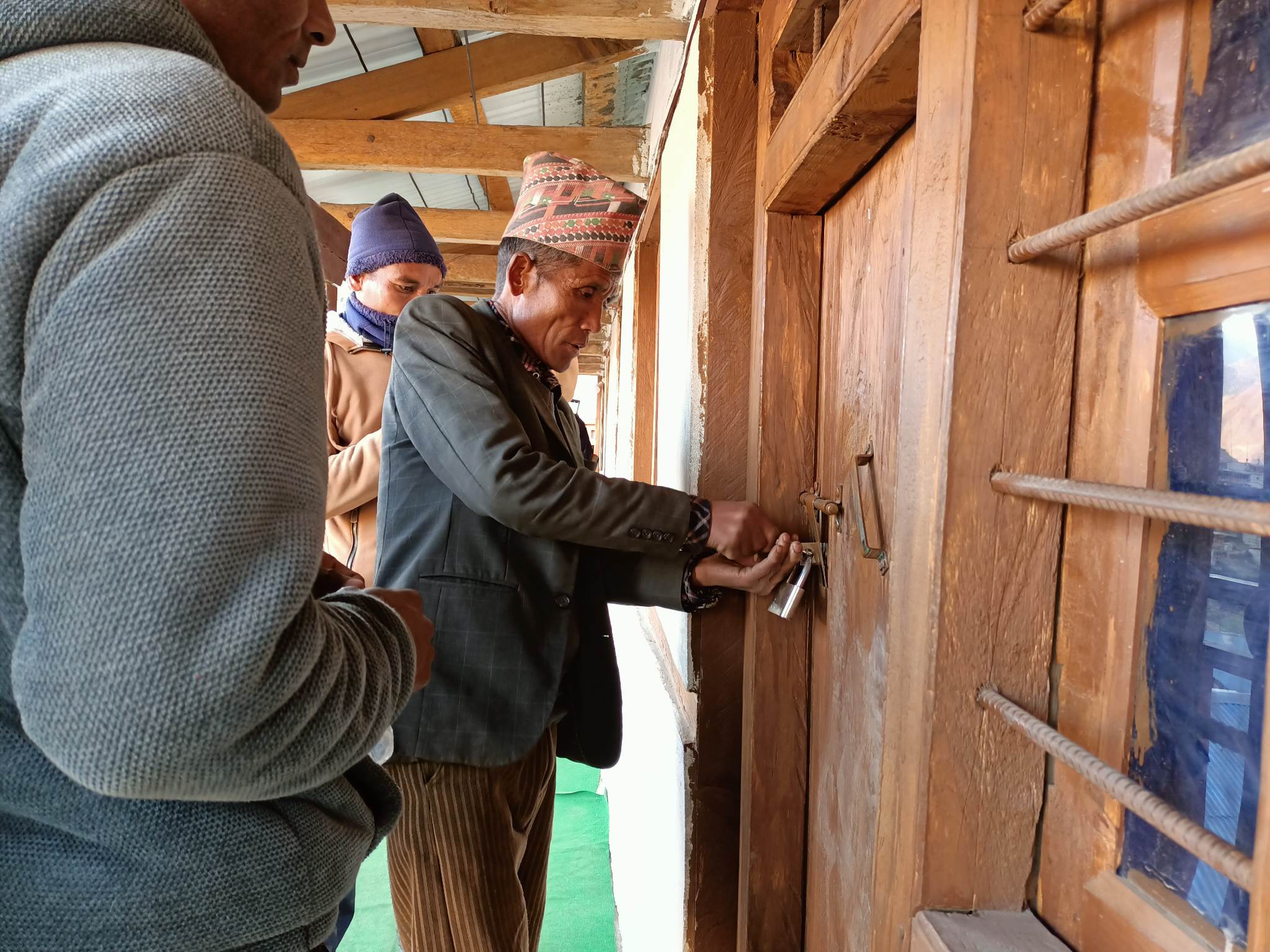 ६ दिन पछि गाउँपालिकाको ताला आज खोलियो,जबरजस्त हाजीर लगाउन खोजे पुन आन्दोलन गर्ने उपाध्यक्षको चेतावनी