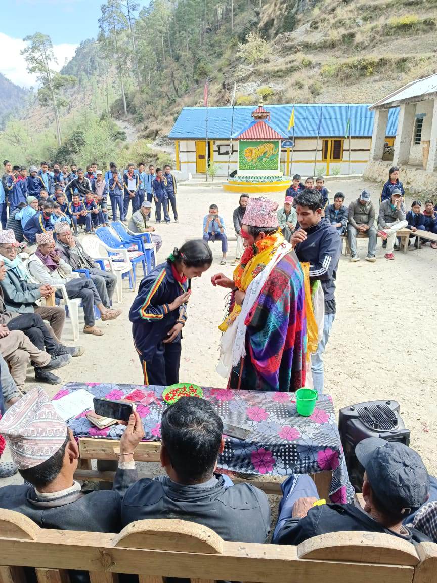 लालिगुराँस माबीले गर्यो शिक्षक फडेराको बिदाई कार्यक्रम।