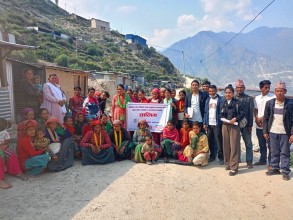 सुनौलोहजार दिनका आमालाई उन्नत जातको विउ बिजन र कुखुरा बितरण गर्दै ताँजाकोट गाउँपालिका