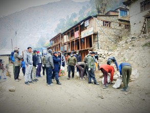 गाउँपालिका अध्यक्ष रोकायाको अगुवाईमा सडक सरसफाइ