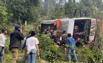 सल्यानमा बस दुर्घटना हुँदा  दुर्घटनामा  दुई जनाको भयाे मृत्यु