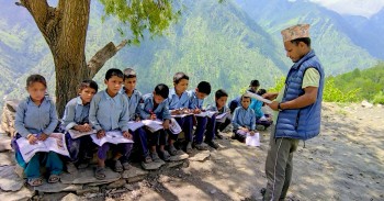 हुम्लामा चिसो बढ्यो,खुला चौरमा घाम तापेर अध्ययन गर्दै बिद्यार्थी