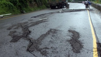 सडक बनेको १८ वर्षपछि स्तरोन्नति