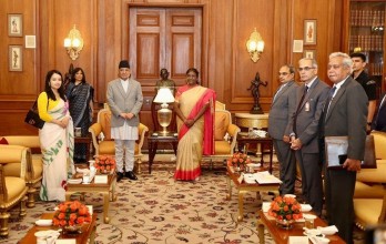 प्रधानमन्त्री प्रचण्डद्वारा भारतीय राष्ट्रपति द्रोपदी मुर्मुसँग शिष्टाचार भेट