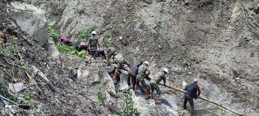 पहिराेले बगाएको खानेपानीकाे मुहान नेपाली सेनाले गरे मर्मत