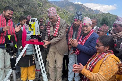 सुकुम्बासी तथा अव्यवस्थित बसोबासीलाई जग्गाकाे पुर्जा वितरण