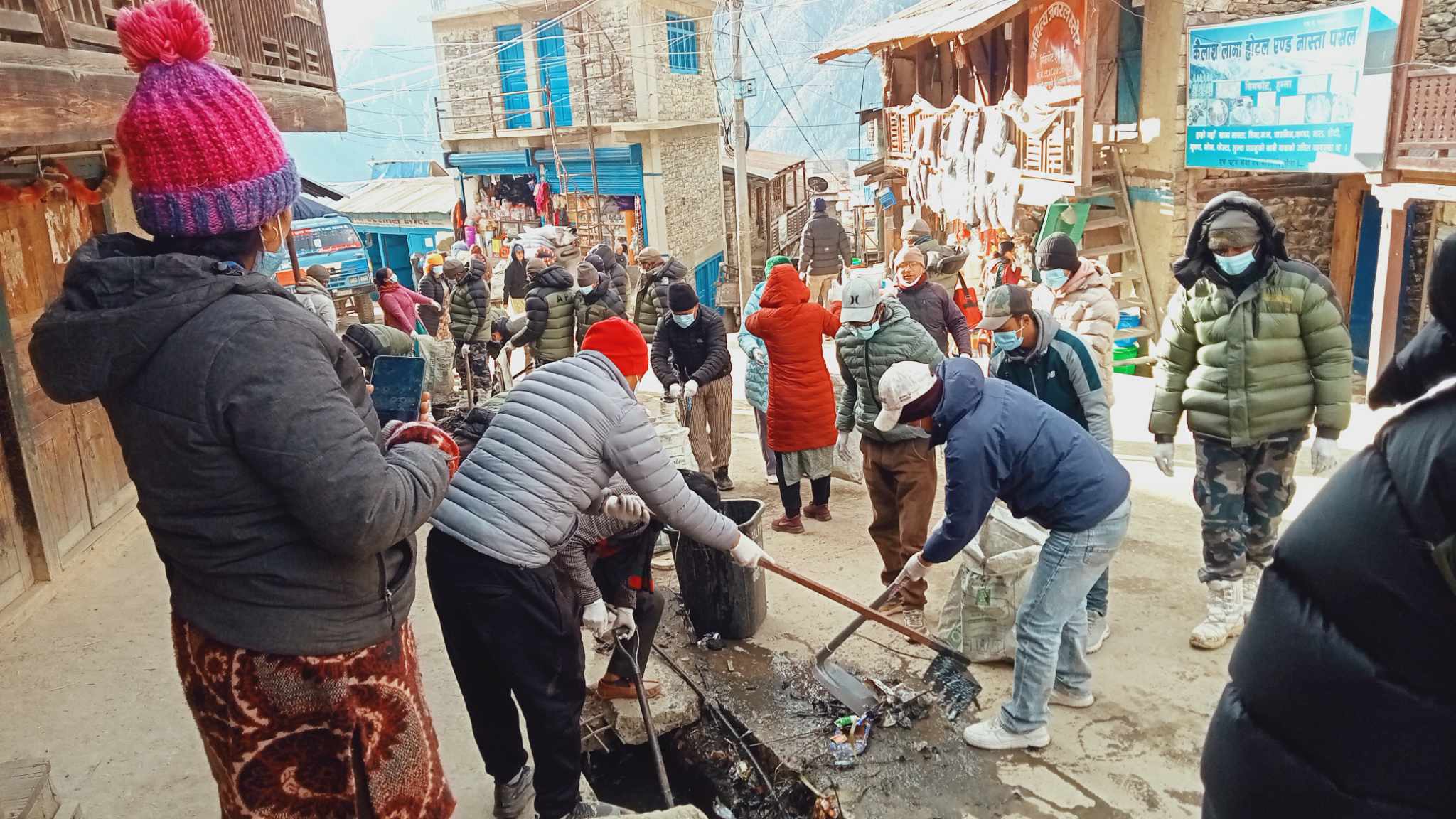 सिमकोटमा जहिलै सुरक्षाक्रमीले बजार सरसफाइ गर्छन् ।