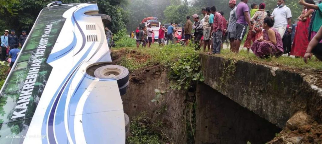 काठमाडौंबाट सुर्खेत जाँदै गरेको बस दुर्घटना १५ जना घाइते