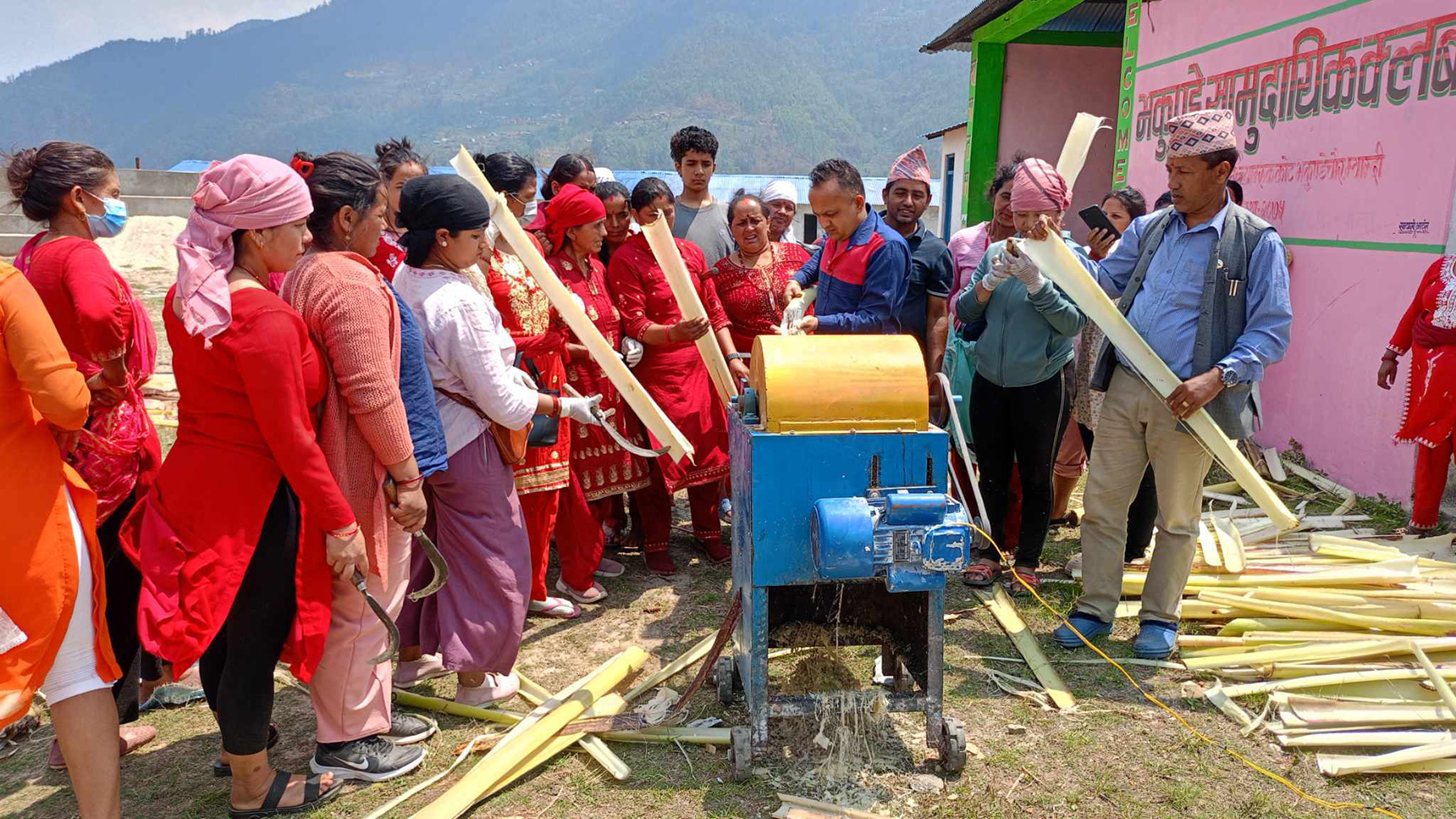 केराको रेसाबाट सेनेटरी प्याड र कपडा बनाउन सिक्दै महिला